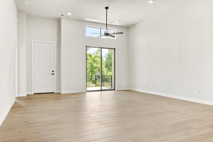 008-8509DelRioTrail-Rowlett-TX-75089-Living.jpg-SMALL