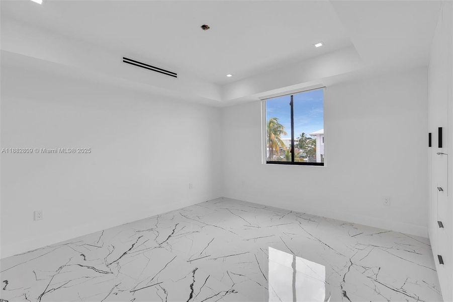 Spacious, unfurnished interior of a new home in , Key Largo (Image 42).