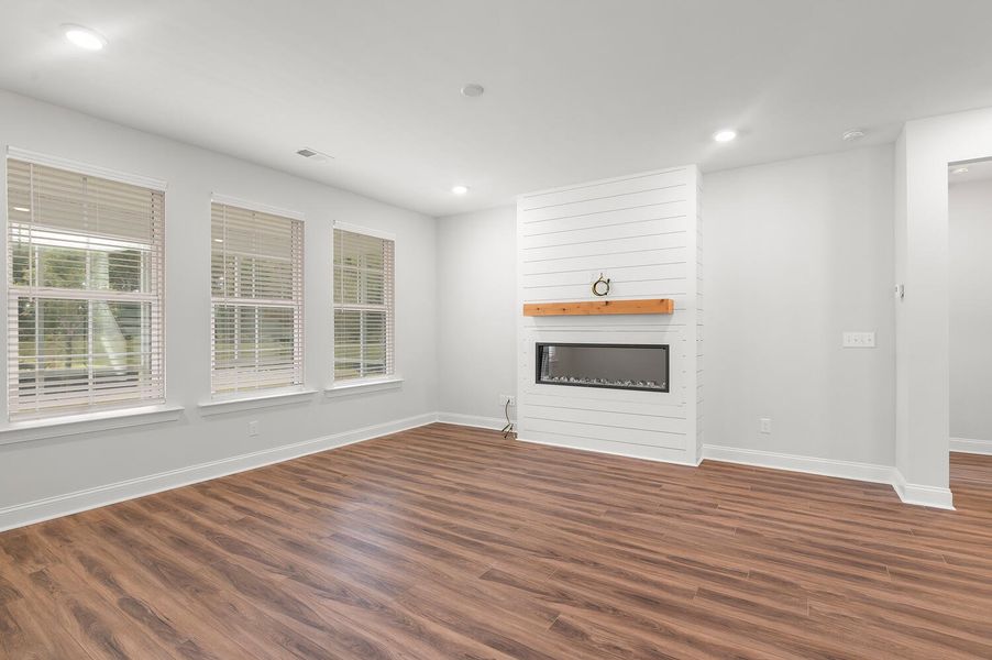 Spacious, unfurnished interior of a new home in , Summerville (Image 11).