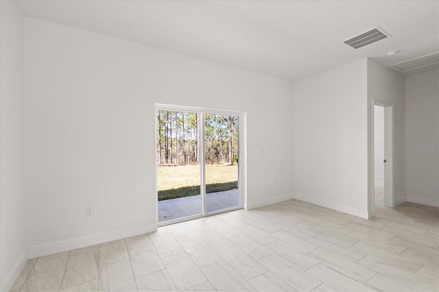 Spacious, unfurnished interior of a new home in , Citrus Springs (Image 12).