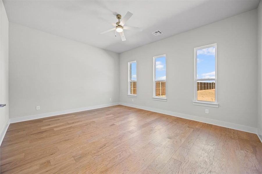 Spacious, unfurnished interior of a new home in Waterfall Ranch - 1 Acre Lots, Waxahachie (Image 11).