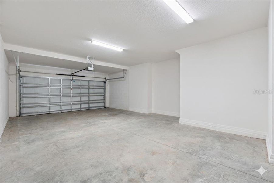 Spacious, unfurnished interior of a new home in Trinity Lakes, Groveland (Image 30).