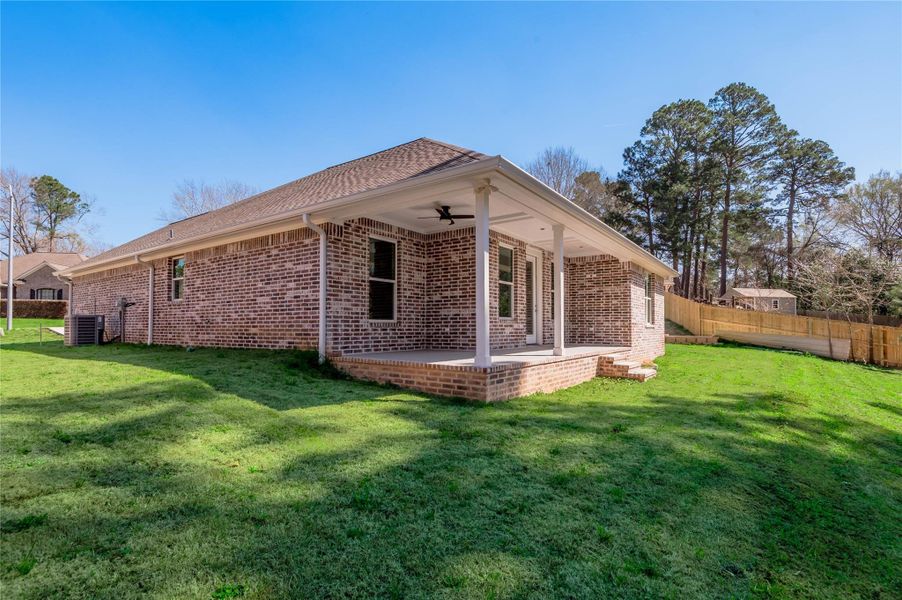 Exterior details and patio area of a home in , Nacogdoches (Image 4).