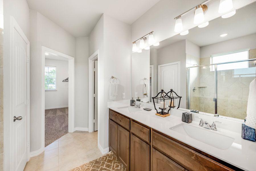 Furnished interior view inside a new home in Oak Valley, Terrell (Image 58).