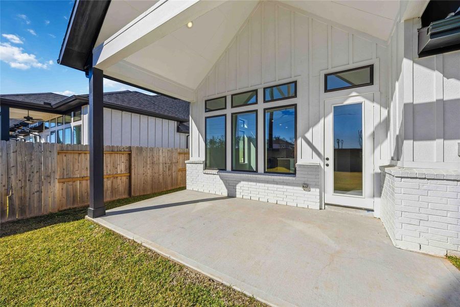 Exterior details and patio area of a home in Sienna, Missouri City (Image 19).