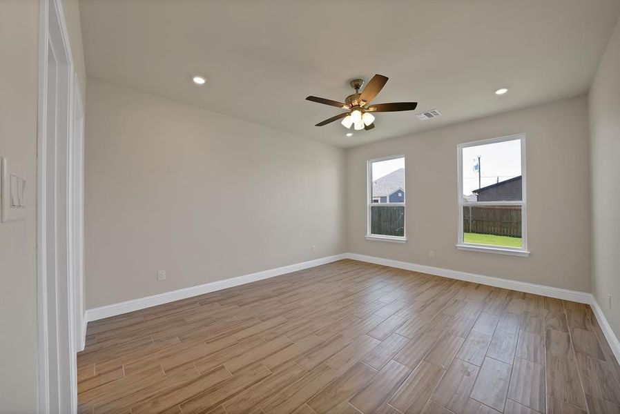 Spacious, unfurnished interior of a new home in , Granbury (Image 10).