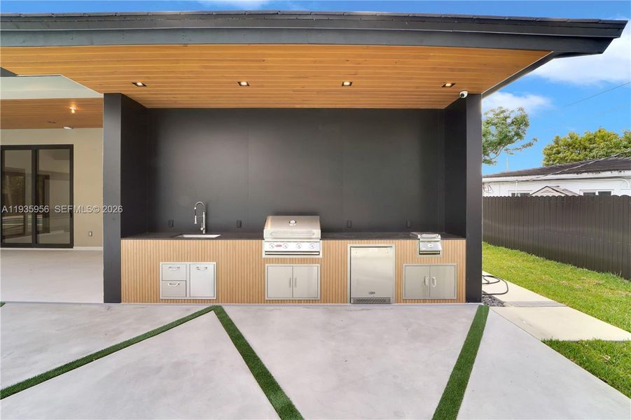 Exterior details and patio area of a home in , Miami (Image 33).