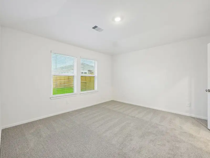 Spacious, unfurnished interior of a new home in Webercrest Heights, Houston (Image 7).