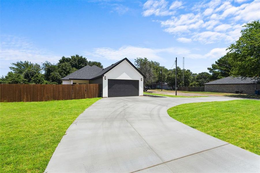 Front exterior of a new home in , Tool, TX, highlighting curb appeal (Image 25). Front exterior of a new home in , Tool, TX, highlighting curb appeal (Image 25).