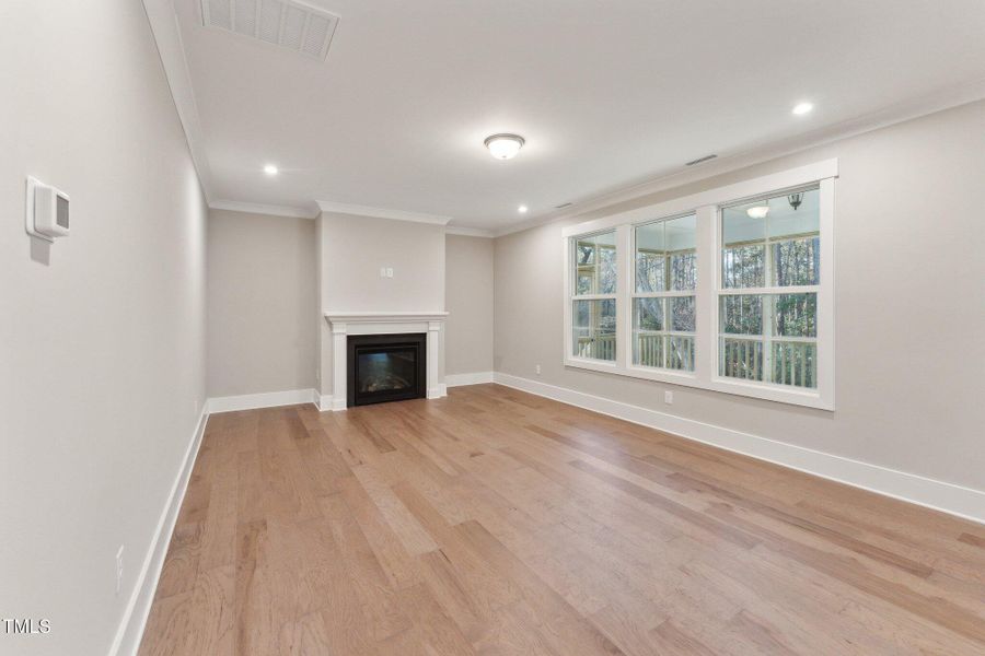 16-Family Room 16-Family Room