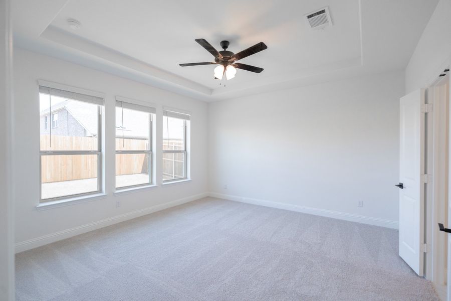 Spacious, unfurnished interior of a new home in Valencia on the Lake, Little Elm (Image 25).
