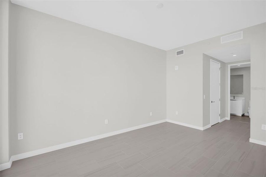 Spacious, unfurnished interior of a new home in , St. Petersburg (Image 24).