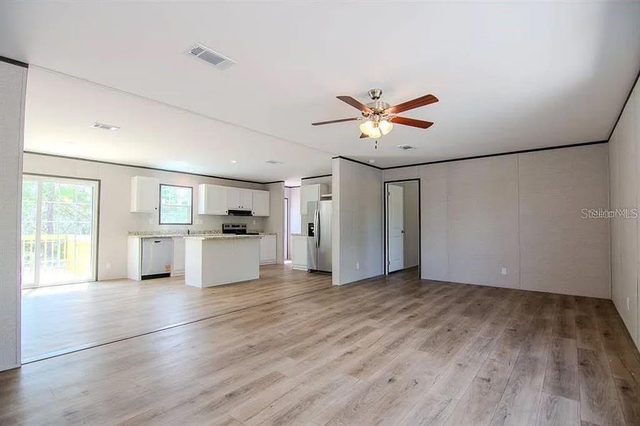 Spacious, unfurnished interior of a new home in , Okeechobee (Image 6).
