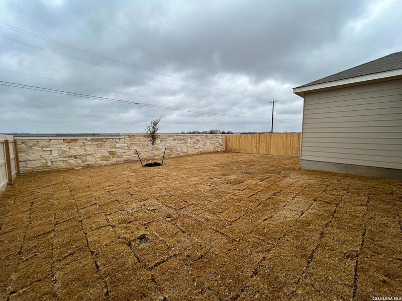 Exterior details and patio area of a home in Hennersby Hollow, San Antonio (Image 20).