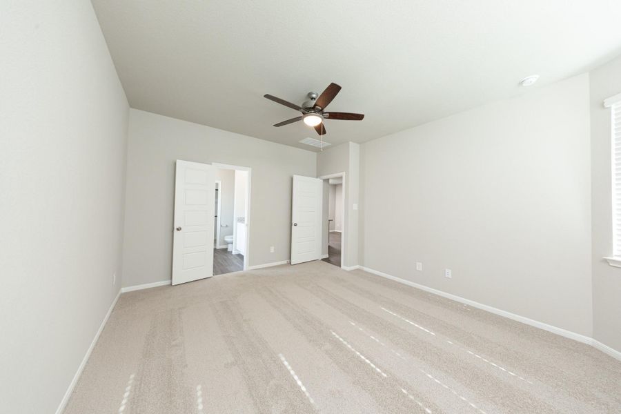 Spacious, unfurnished interior of a new home in Mackenzie Creek, Conroe (Image 14).