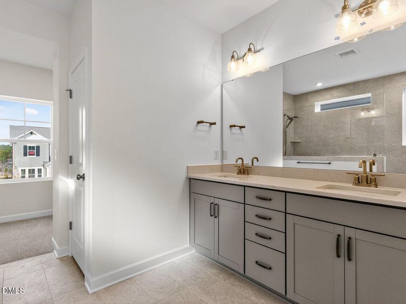 024-1280x960-primary-bath