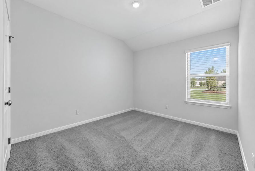 Spacious, unfurnished interior of a new home in Sunfield, Buda (Image 20).