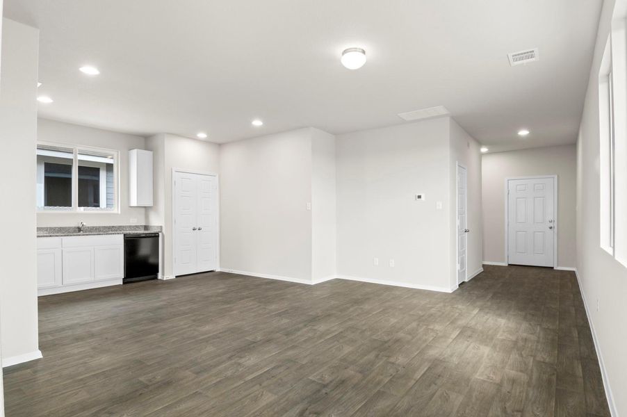 Spacious, unfurnished interior of a new home in Casetta Ranch, Kyle (Image 26).