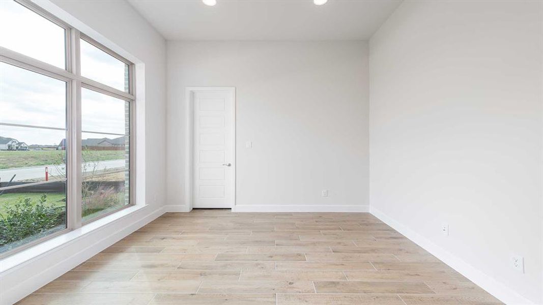 Spacious, unfurnished interior of a new home in Myrtle Creek 71', Waxahachie (Image 15).