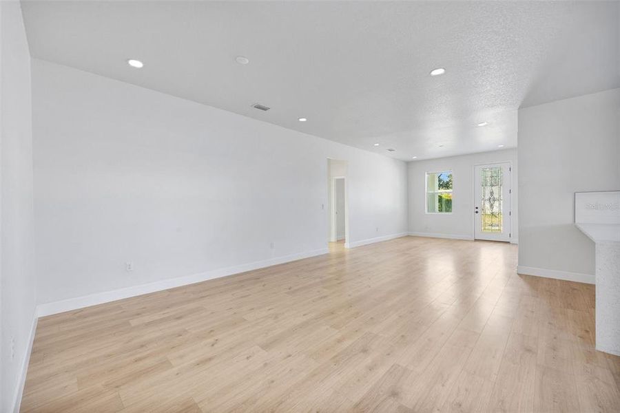 Spacious, unfurnished interior of a new home in , Tampa (Image 20).