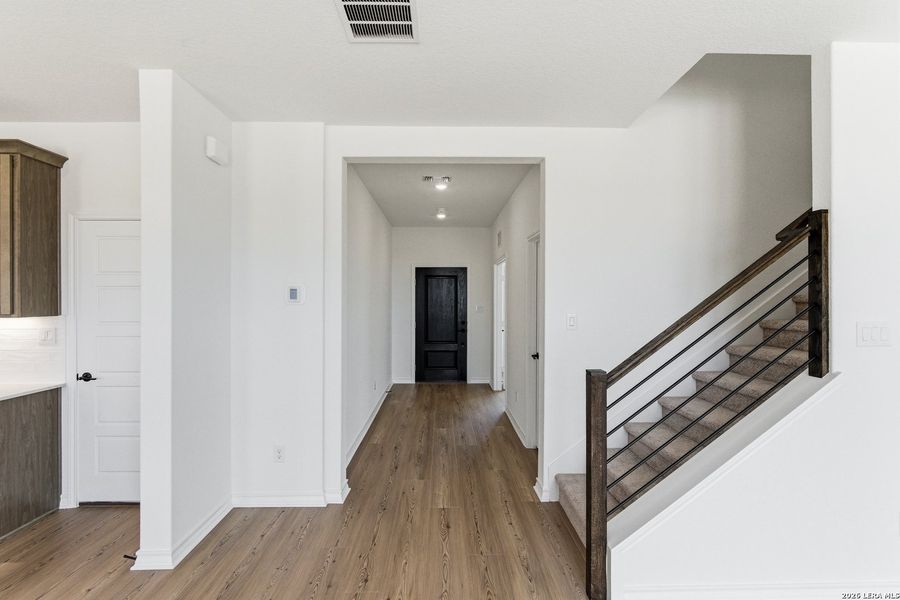Spacious, unfurnished interior of a new home in Nopal Valley, San Antonio (Image 34).