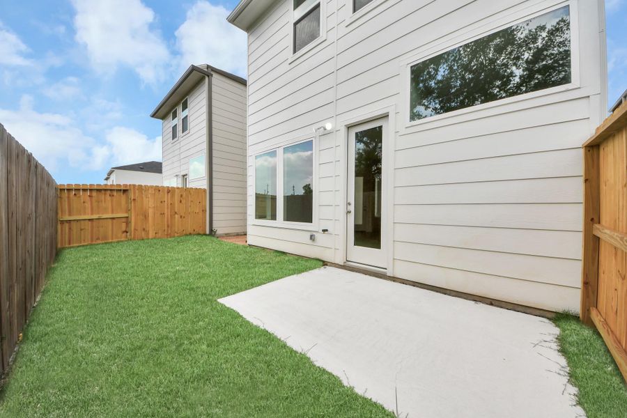 Exterior details and patio area of a home in Alicante, Houston (Image 3).