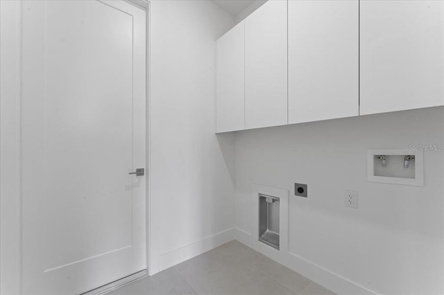 Spacious, unfurnished interior of a new home in , Lehigh Acres (Image 10).