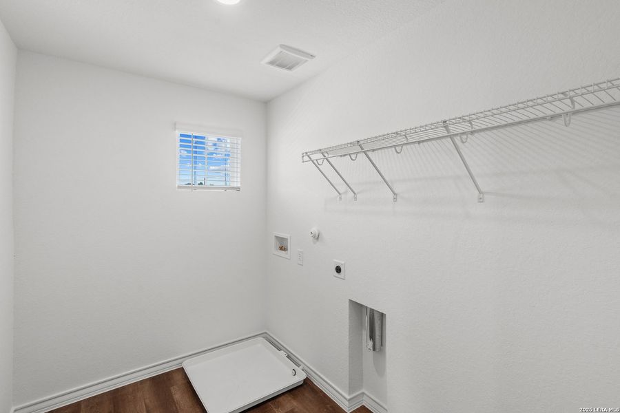 Spacious, unfurnished interior of a new home in Davis Ranch, San Antonio (Image 15).