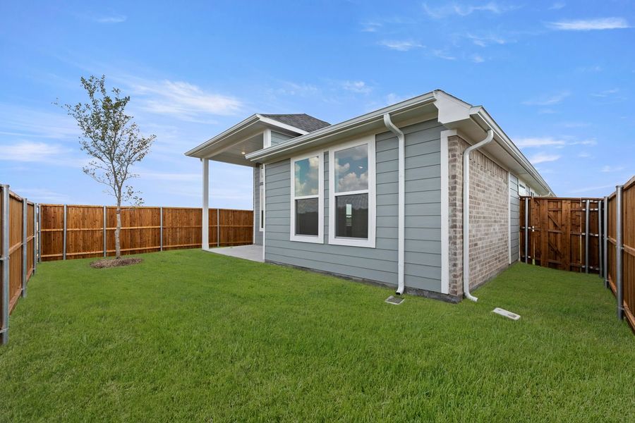 Exterior details and patio area of a home in Creekside, Royse City (Image 3).