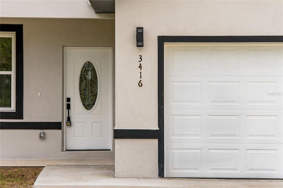 Exterior details and patio area of a home in , Dunnellon (Image 3).