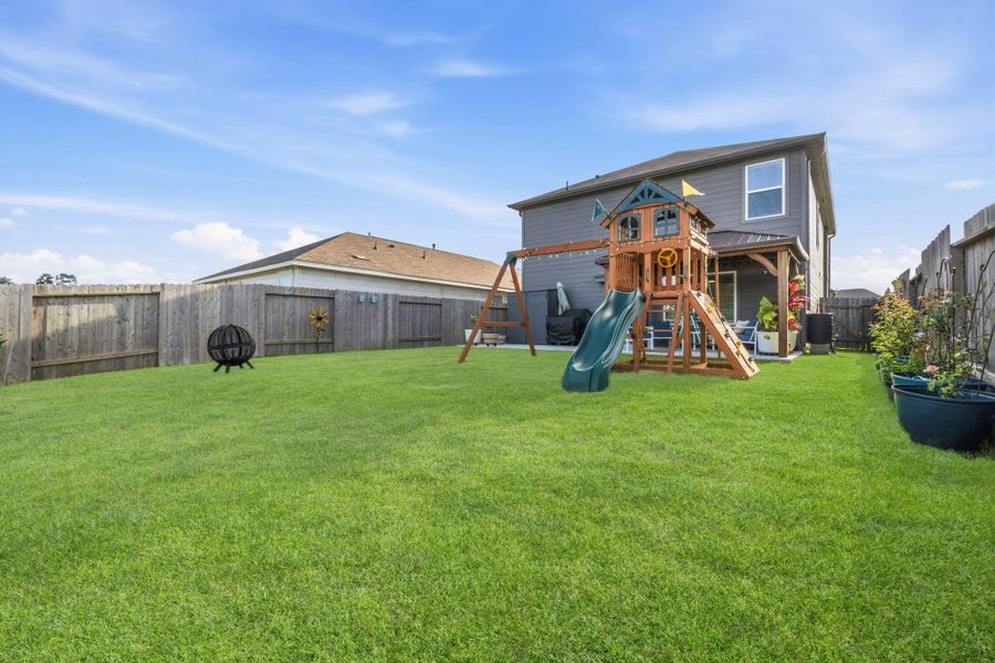 Exterior details and patio area of a home in Meadow Park, Conroe (Image 3). Exterior details and patio area of a home in Meadow Park, Conroe (Image 3).
