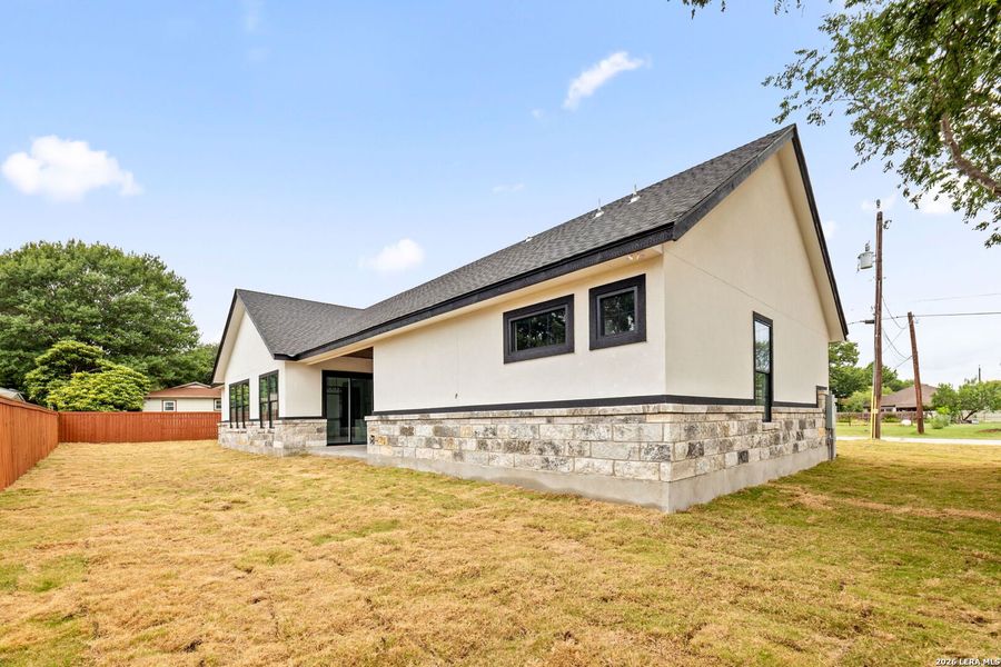 Exterior details and patio area of a home in , Selma (Image 3).