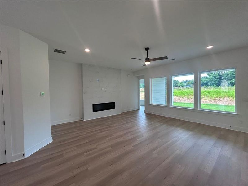 Spacious, unfurnished interior of a new home in Old Mill Preserve, Dallas (Image 9).