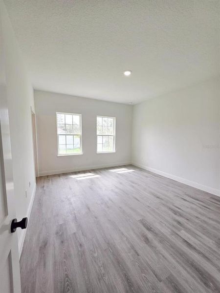 Spacious, unfurnished interior of a new home in , Ocala (Image 9).