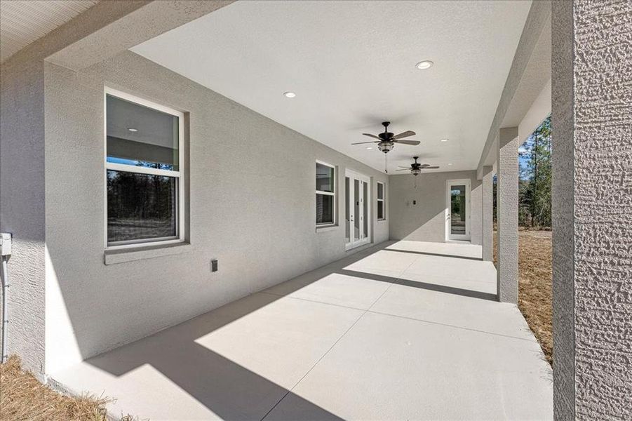 Exterior details and patio area of a home in , Dunnellon (Image 34).