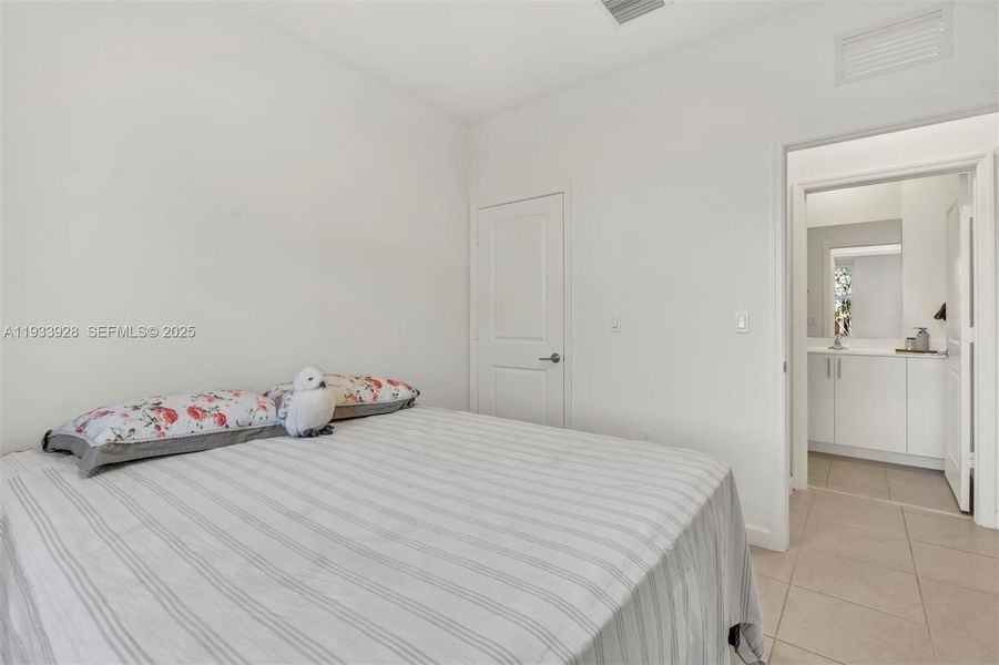 Furnished interior view inside a new home in , Coral Springs (Image 17).