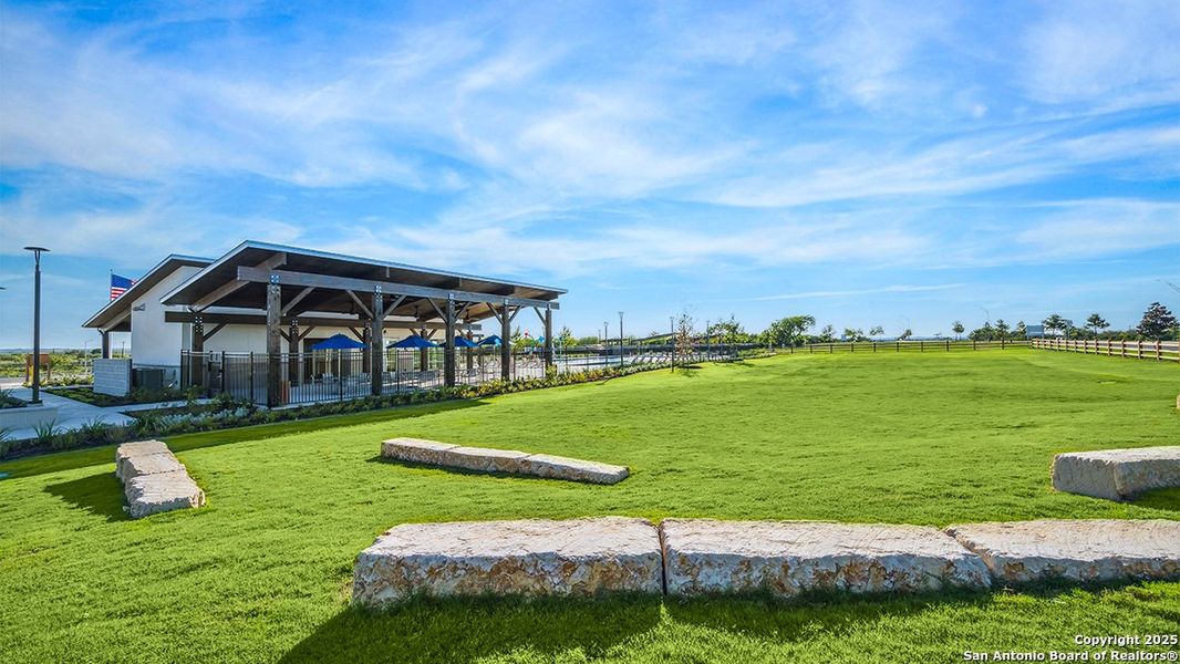 Community amenities in Avenida, Converse (Image 37).