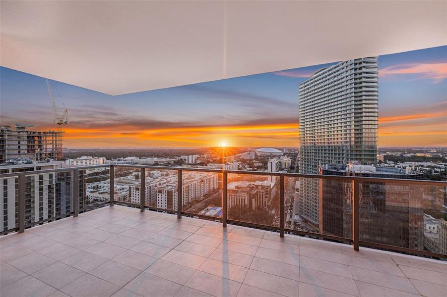 Condo located in St. Petersburg, FL showcasing its design and architecture (Image 23).