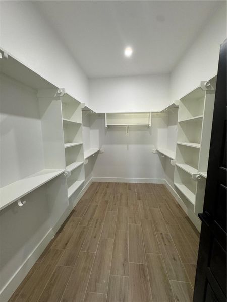 Spacious, unfurnished interior of a new home in , Pasadena (Image 15).