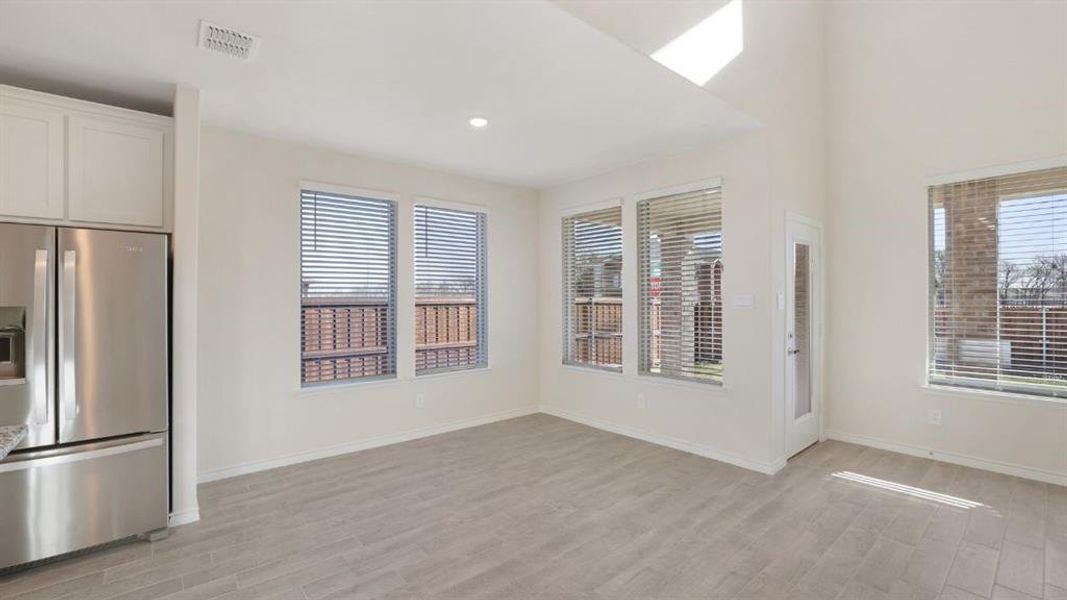 Spacious, unfurnished interior of a new home in Prairie Oaks, Oak Point (Image 10).