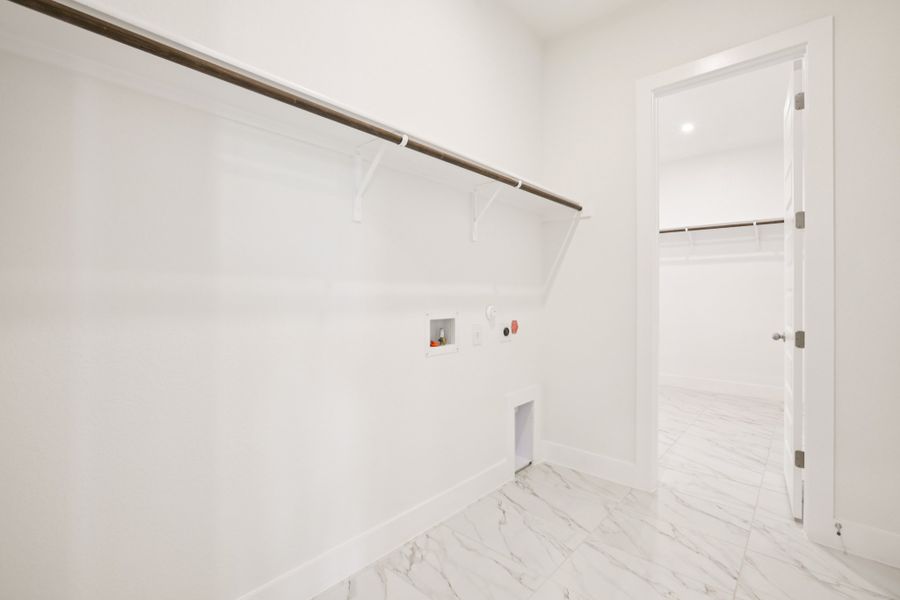 Spacious, unfurnished interior of a new home in Persimmon, Buda (Image 29).