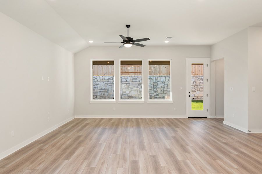 Spacious, unfurnished interior of a new home in Lariat, Liberty Hill (Image 29).