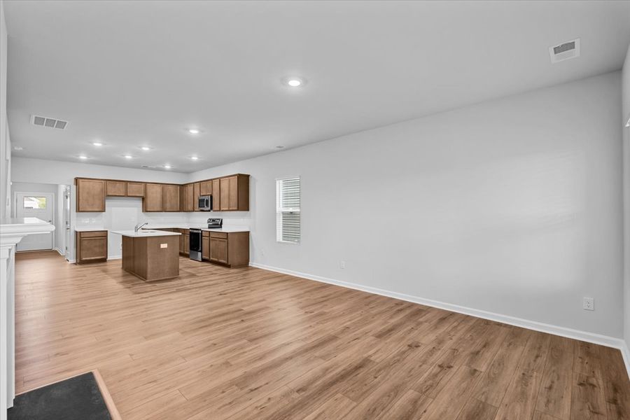 Spacious, unfurnished interior of a new home in Fieldstone, Lexington (Image 18).