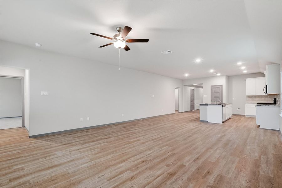 Spacious, unfurnished interior of a new home in Rollingbrook Estates, Baytown (Image 37).
