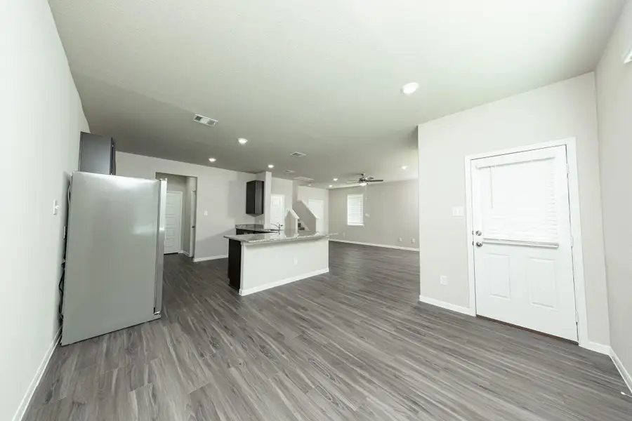 Spacious, unfurnished interior of a new home in Mackenzie Creek, Conroe (Image 9). Spacious, unfurnished interior of a new home in Mackenzie Creek, Conroe (Image 9).