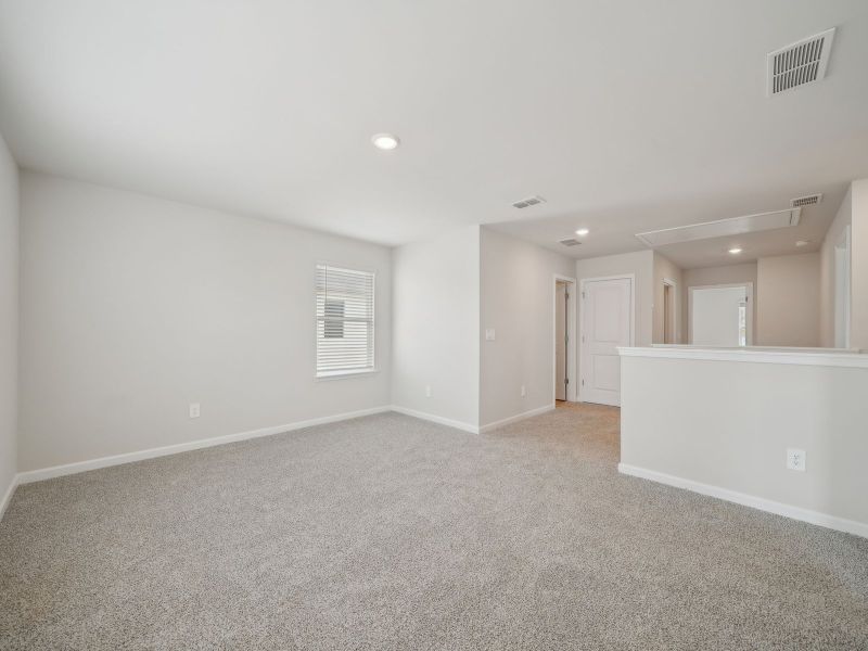 Spacious, unfurnished interior of a new home in Hawthorne Station, College Park (Image 13).