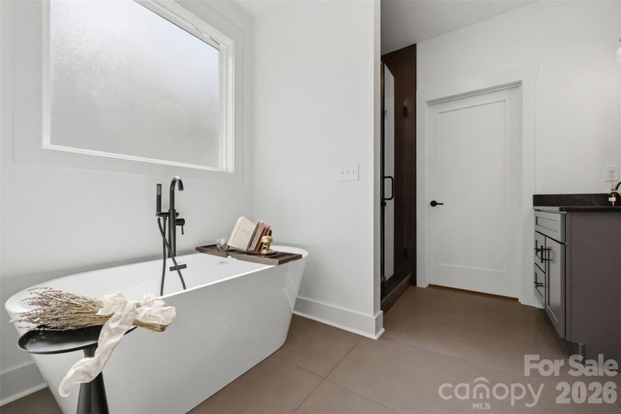 Soaking tub in primary suite on main level Soaking tub in primary suite on main level