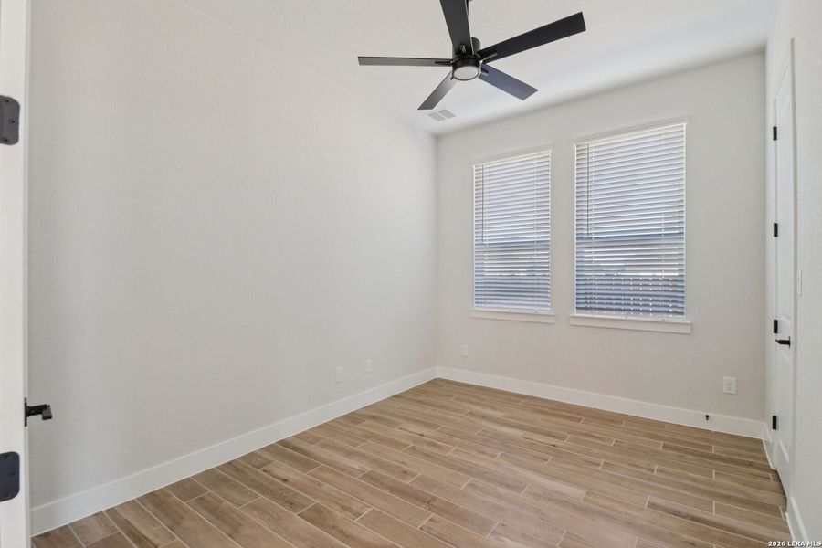 Spacious, unfurnished interior of a new home in Village at Three Oaks, Seguin (Image 10).