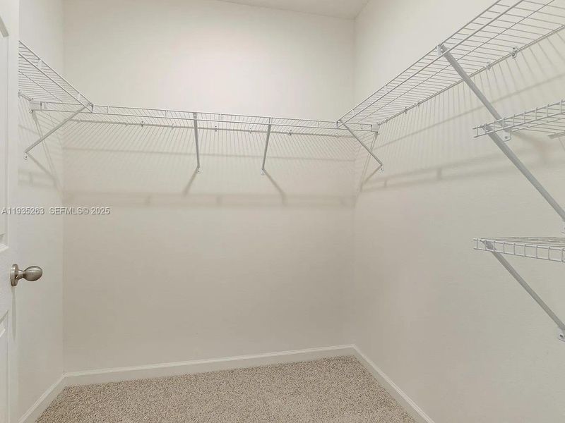 Spacious, unfurnished interior of a new home in , Fort Pierce (Image 5).