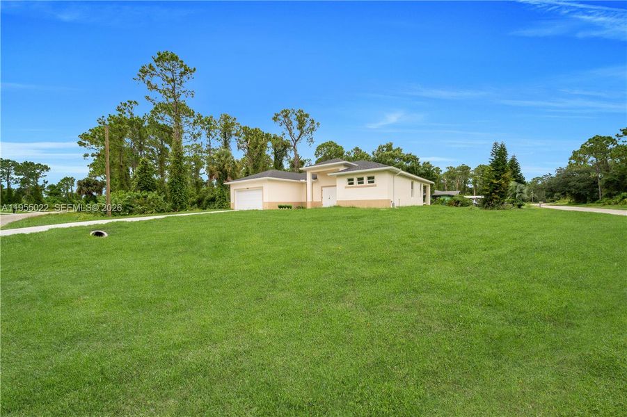 Exterior details and patio area of a home in , Lehigh Acres (Image 3).